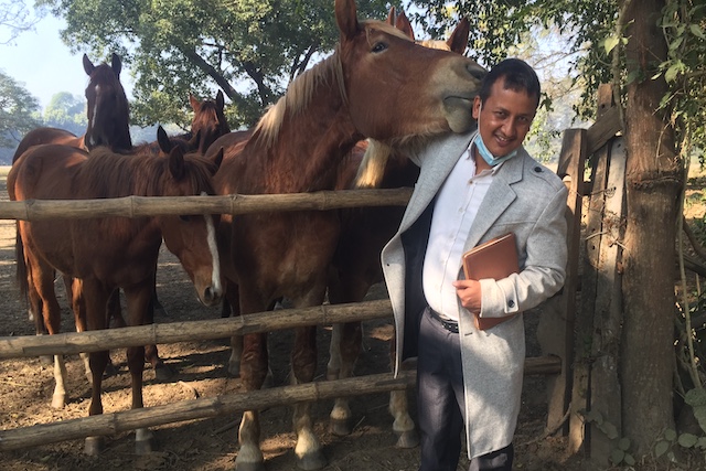 Criado en una familia de agricultores, ya de niño el Dr. Manoj Kumar Shahi sabía que quería ser veterinario y dedicar su vida al cuidado del ganado en Nepal. ©FAO/Manoj Shahi